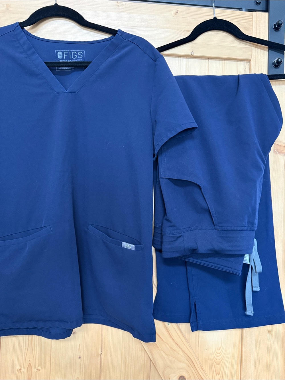 Figs Navy Blue S Scrub Tops & L Pants Set - Picture 2 of 5